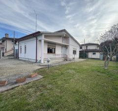 RIF. 1465 CASA SINGOLA SVILUPPATA AL PIANO TERRA CON AMPIO SCOPERTO PRIVATO